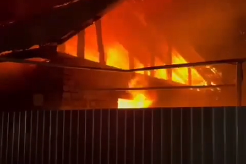 В центре Кропоткина сгорел частный дом, есть пострадавший