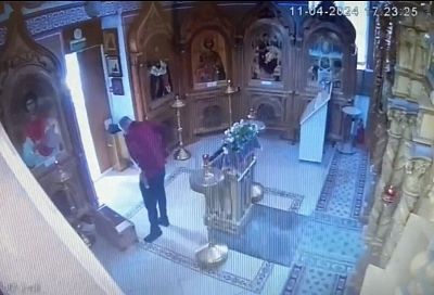 Ни стыда, ни совести. В Краснодаре мужчина украл 10 тыс. рублей из ящика для пожертвований в храме