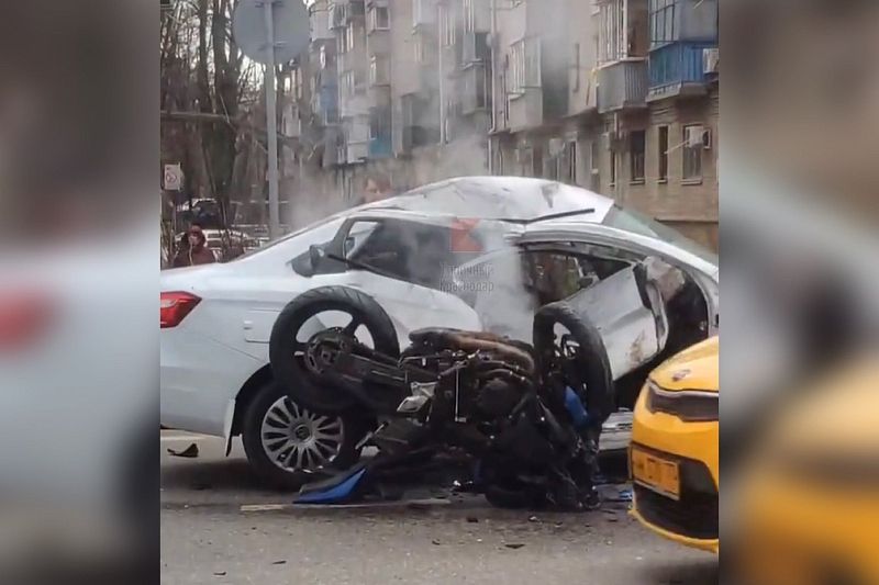 В Краснодаре автомобилист пересёк две сплошные и сбил мотоциклиста  