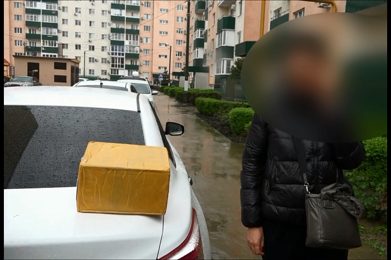 В Адыгее ФСБ задержала женщину при получении посылки с таблетками для похудения 