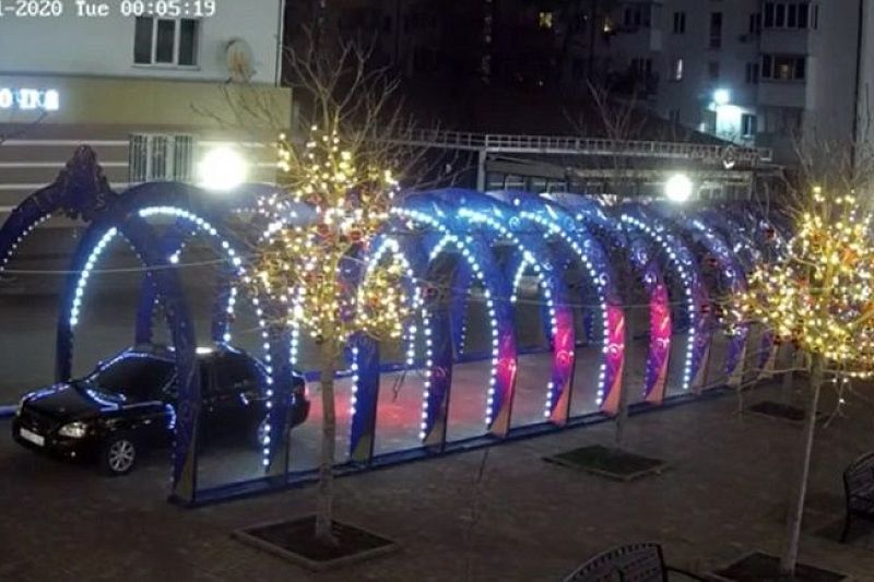 В Новороссийске оштрафовали проехавшего под световой аркой в сквере водителя