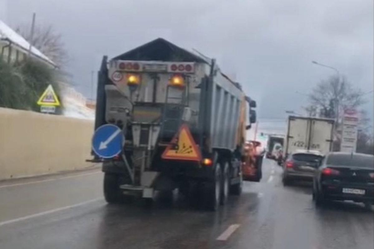 На дорогах Сочи из-за снегопада образовались крупные пробки