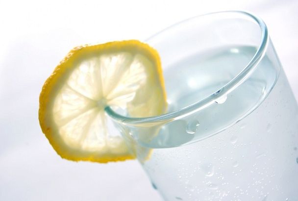 Гастроэнтеролог раскрывает секрет: горячая вода с лимоном – идеальное решение для активации желчи!