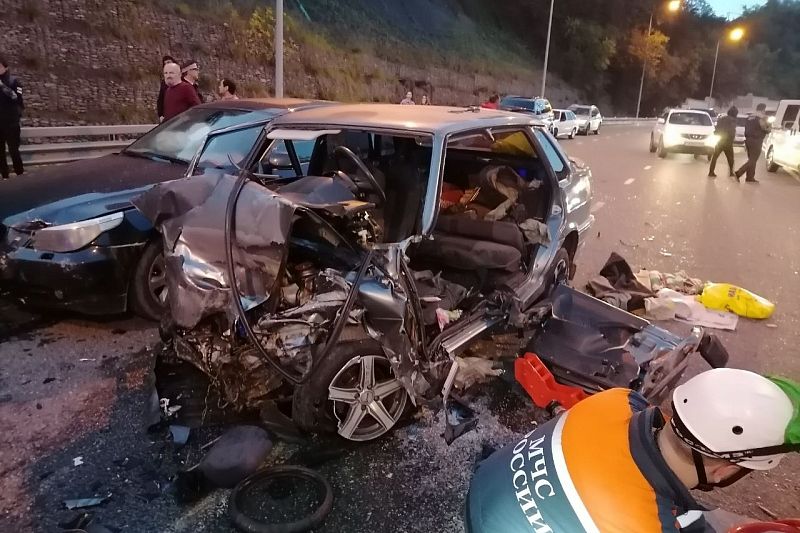 В Сочи спасатели «вырезали» водителя из искореженного в ДТП автомобиля
