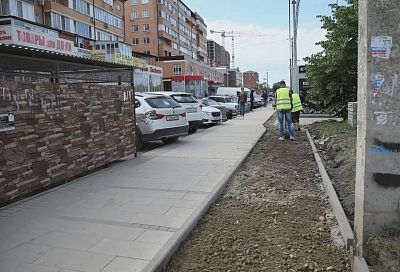 В Краснодаре на улице Московской делают велодорожки и новые тротуары
