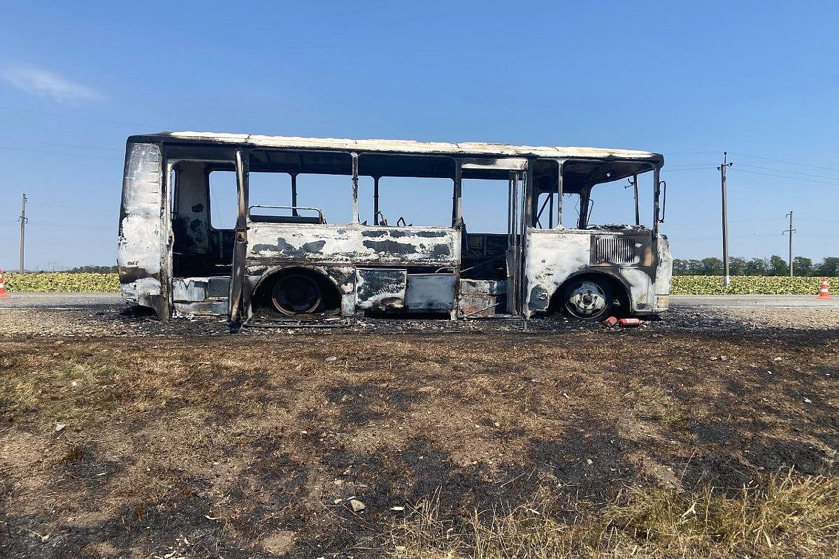 Пассажирский автобус загорелся во время движения на трассе в Краснодарском крае