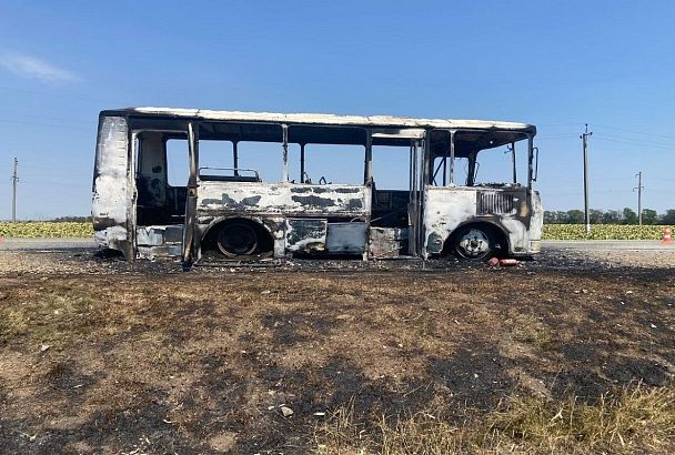 Пассажирский автобус загорелся во время движения на трассе в Краснодарском крае