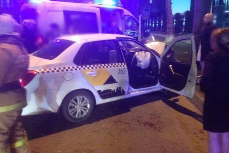 Водитель Яндекс.Такси устроил в Краснодаре аварию с двумя пострадавшими