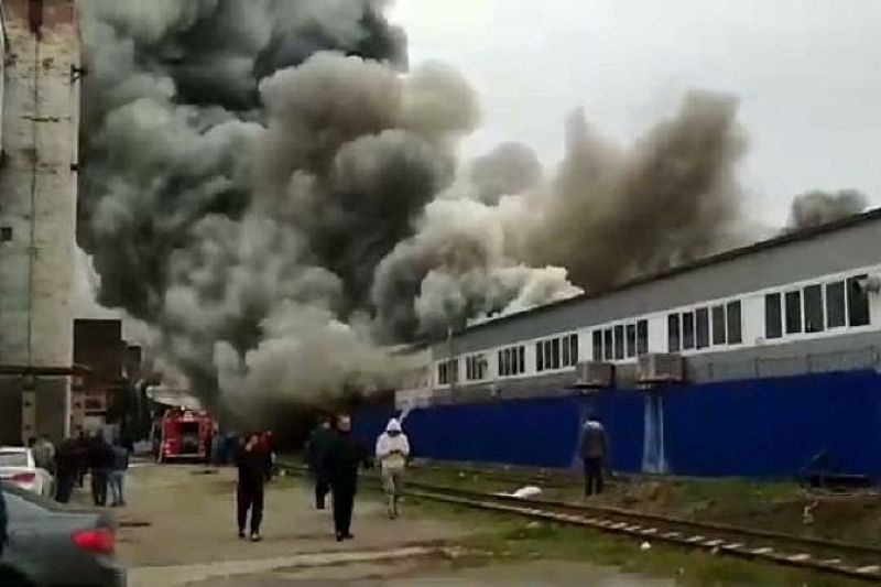 Площадь пожара в районе Рубероидного завода в Краснодаре увеличилась до 1,4 тыс. кв.м