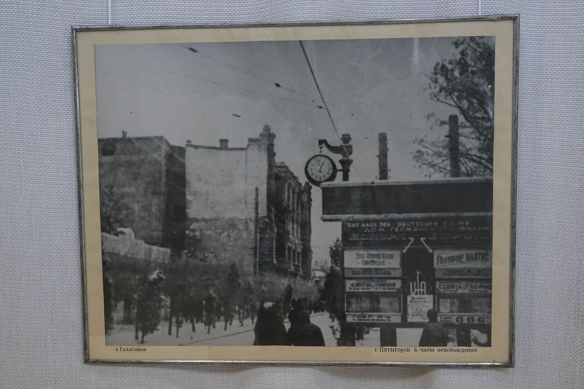 ﻿В экспозиции представлено более 50 военных фотографий.