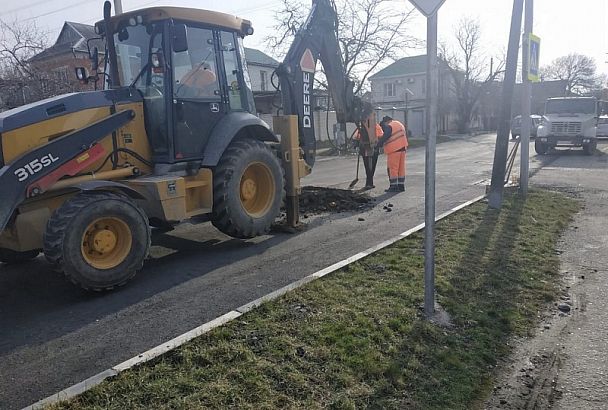 Дорожники укладывают новый слой асфальта и ремонтируют тротуары на улицах города-героя 