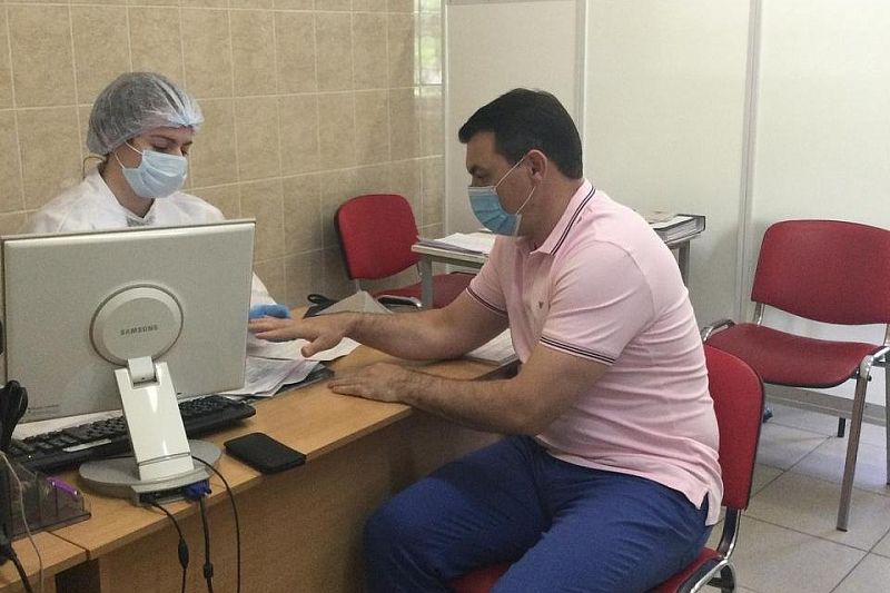 Министр ГО и ЧС Краснодарского края Сергей Штриков сделал прививку от COVID-19 
