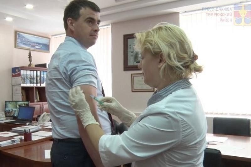 Глава Темрюкского района сделал прививку от коронавируса