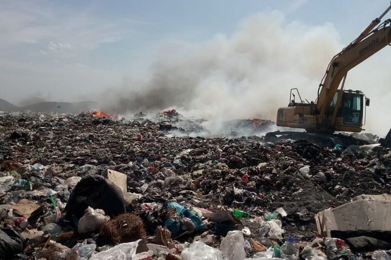 Крупный пожар произошел на мусорной свалке под Новороссийском