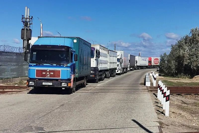 Более 800 грузовиков ожидают в очереди на Керченскую переправу 