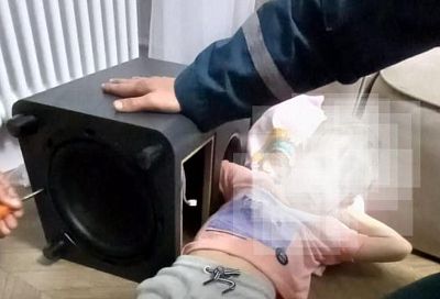 В Новороссийске спасатели помогли ребенку, застрявшему в музыкальной колонке