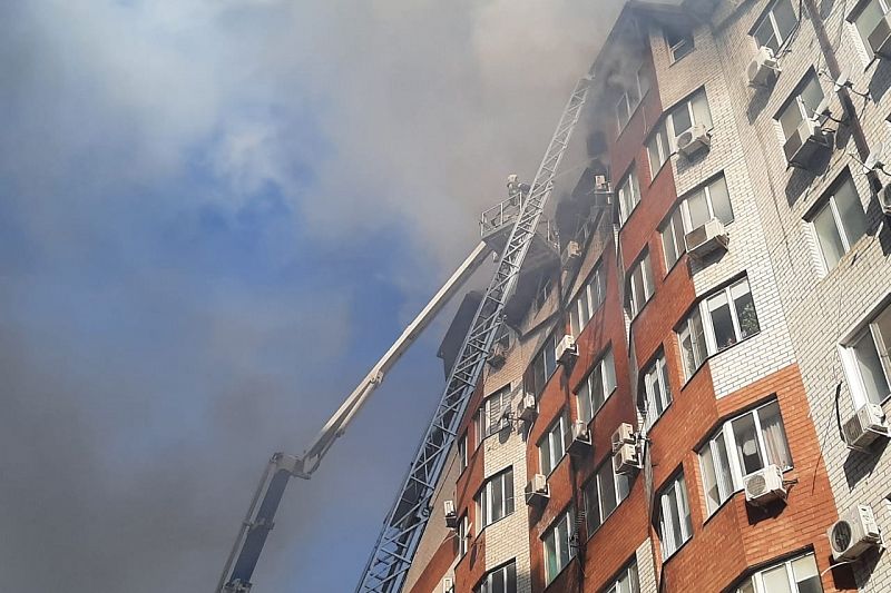 Крупный пожар в многоэтажном доме потушен