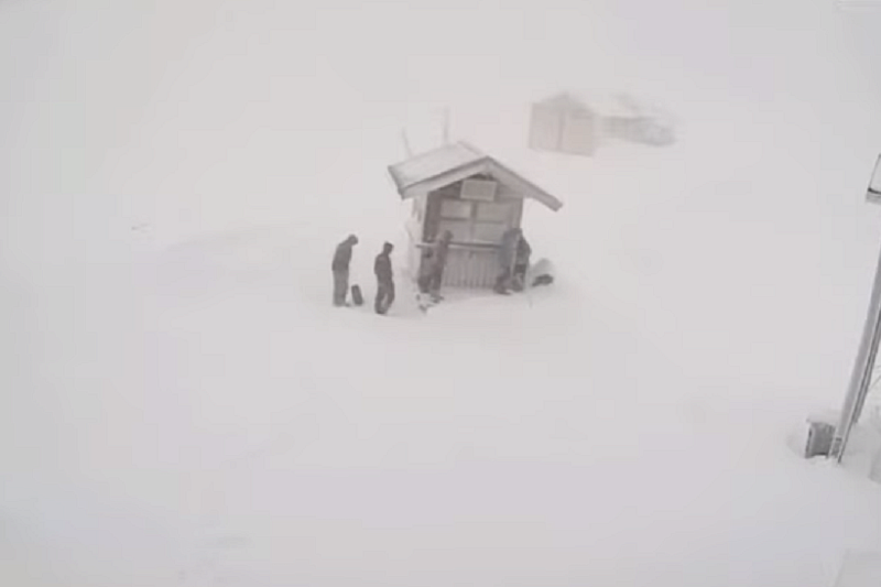 Почти метр снега: сугробы намело в горах под Сочи