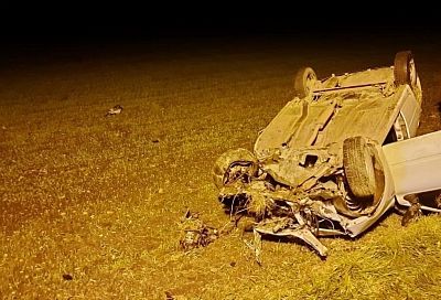 В жестком ДТП в Лабинском районе погиб водитель опрокинувшейся легковушки