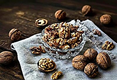 Слегка сжимаю в ладонях и через 20 минут на столе гора грецких орехов. Если бросить грецкие орехи в кипяток, вы удивитесь, что получится