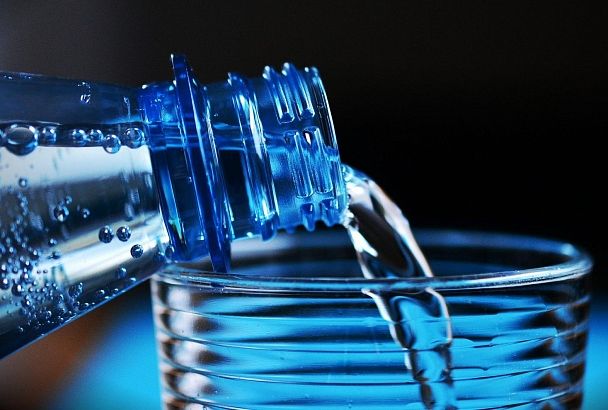 Роскачество обнаружило нарушения в питьевой воде 65 торговых марок