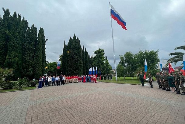 Во всех районах Сочи торжественно подняли флаги России