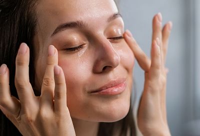 Вокруг зеркала души: китайский врач назвал четыре простых способа омоложения кожи вокруг глаз