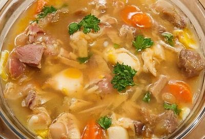 Свекровь сначала улыбалась, а потом молча смотрела, как гости смели мой ленивый холодец. Она считала, что это плохая копия оригинала, а гости попросили рецепт