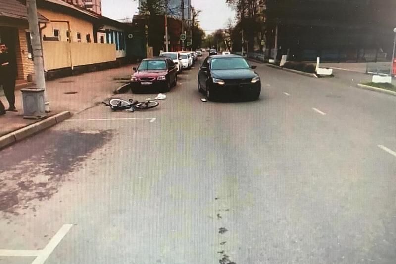 В центре Краснодара 22-летний велосипедист-нарушитель попал под колеса иномарки