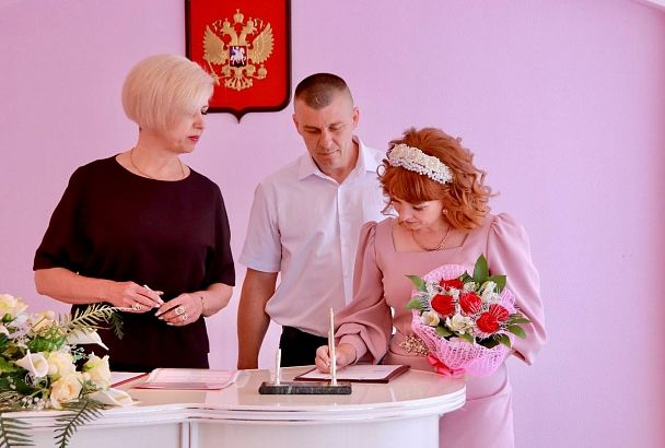 В Тбилисском районе участник СВО сделал предложение возлюбленной после 23 лет отношений