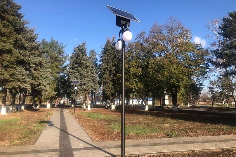 Благоустройство двух парков завершают в Новопокровском районе