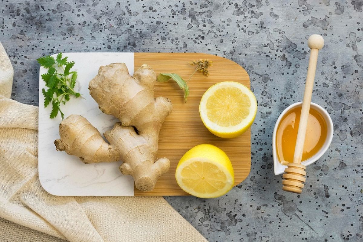 Не лекарство, но полезны: врач объяснила, как лимон и имбирь помогают организму бороться с простудой