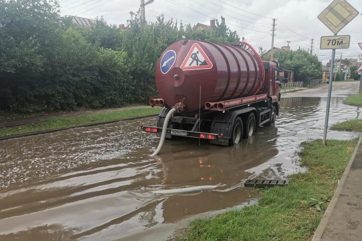 На дорогах Краснодара устраняют последствия сильного ливня