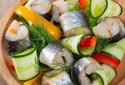 Рулетики из скумбрии в духовке с морковью и луком: никакой сухости, только нежная мякоть и сочная овощная начинка