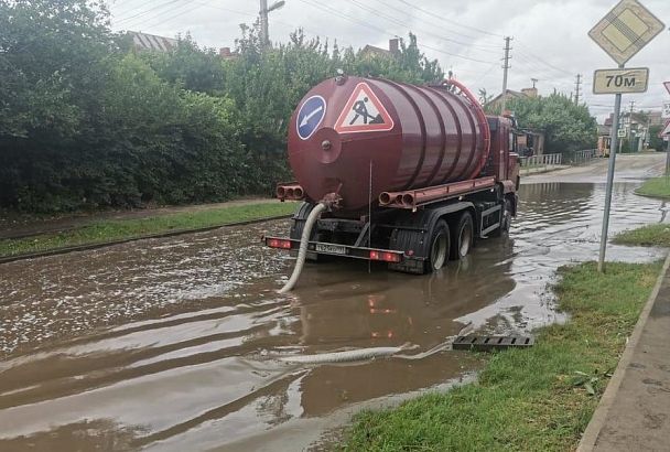 На дорогах Краснодара устраняют последствия сильного ливня