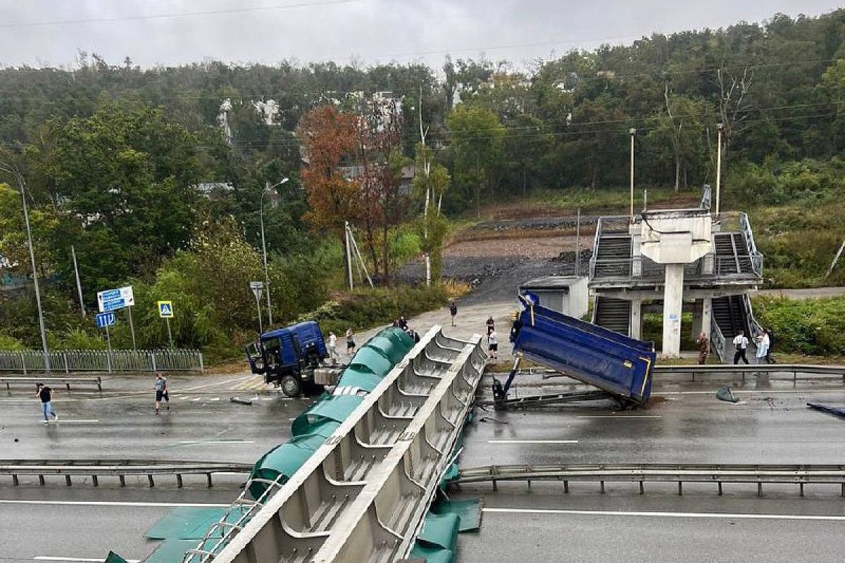 Во Владивостоке водитель самосвала забыл опустить кузов и снёс виадук