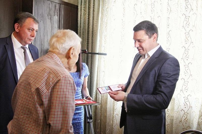 Мэр вручил знак «Почетный гражданин Краснодара» 97-летнему ветерану Великой Отечественной войны Николаю Легкову