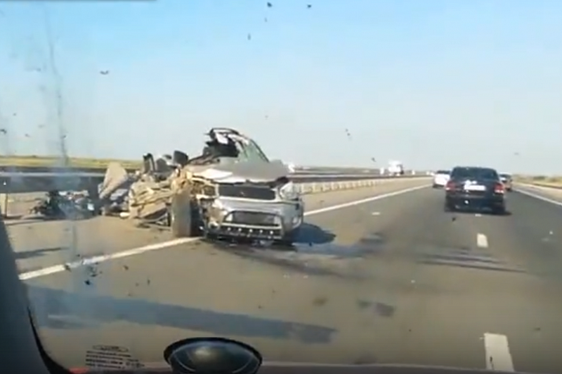 В Ростовской области водитель кроссовера выжил после того, как его автомобиль расплющило грузовиком 