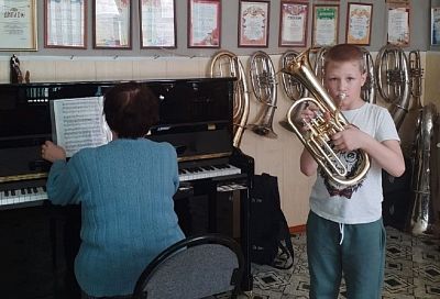 Музыкальные школы в Абинском и Динском районах получили новые инструменты