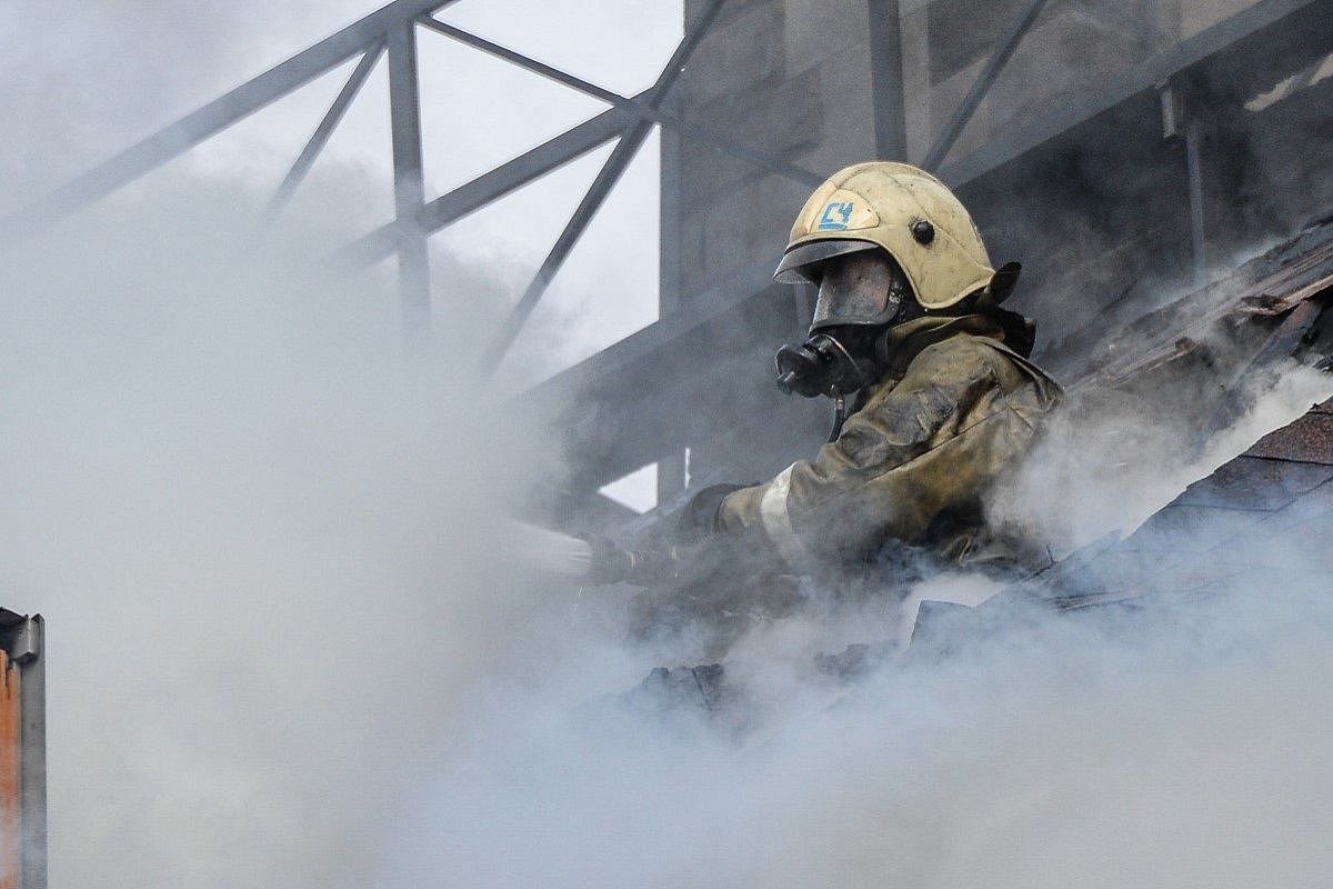 Неэксплуатируемое здание загорелось на территории санатория в Анапе