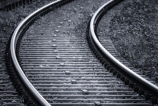 Под Краснодаром поезд сбил насмерть 18-летнего молодого человека