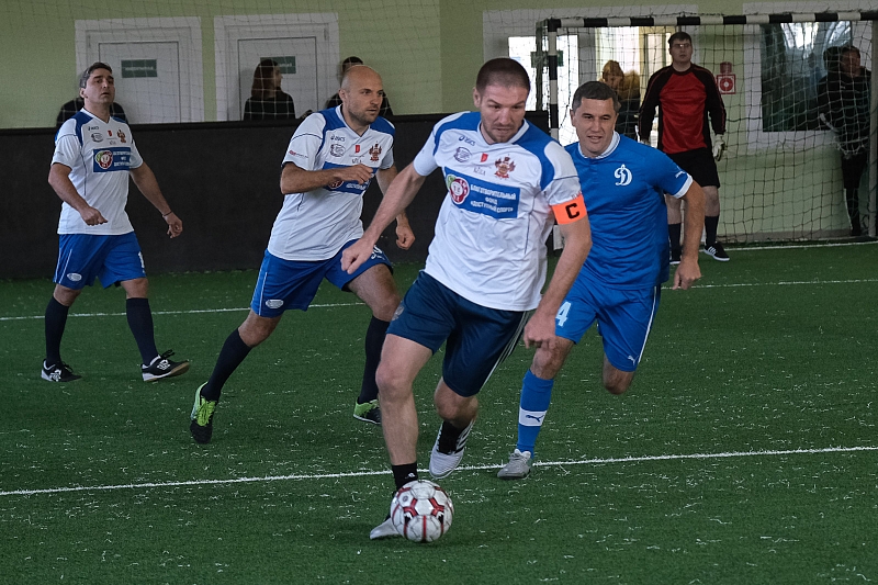 В Краснодаре команда полицейских сыграла в футбол со звездами спорта