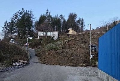 Оползень перегородил часть дороги в пригороде Сочи: сошло 200 кубометров грунта 