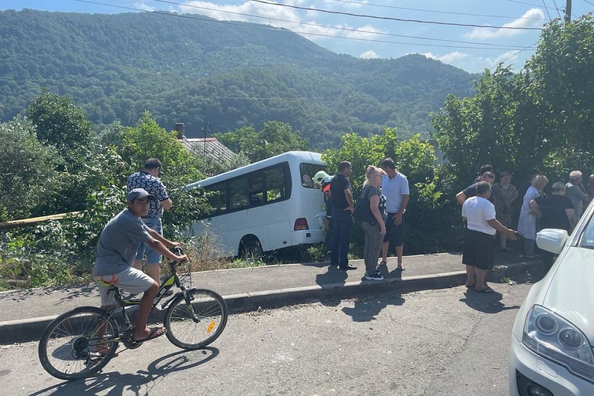 Рейсовый автобус попал в ДТП в Сочи. Пострадали 12 человек