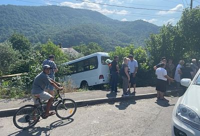 Рейсовый автобус попал в ДТП в Сочи. Пострадали 12 человек