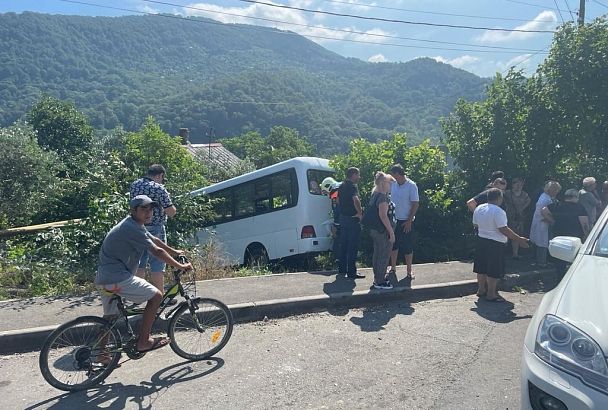 Рейсовый автобус попал в ДТП в Сочи. Пострадали 12 человек