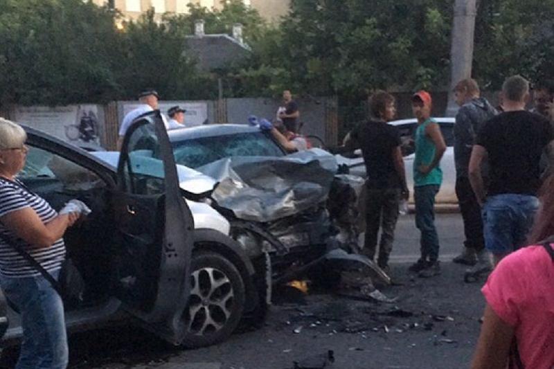 В Краснодарском крае при столкновении трех автомобилей пострадали четыре человека