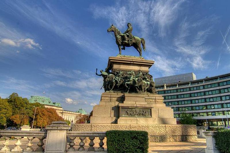 Возле парламента Болгарии стоит памятник русскому Царю-Освободителю Александру ІІ...