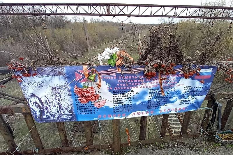 На Путиловском мосту в 2014 году был расстрелян автомобиль, перевозивший раненых ополченцев – это были одни из первых жертв начинающейся бойни.  