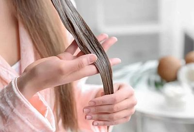 Как сделать волосы гладкими и блестящими в домашних условиях: вам нужно смешать всего 2 ингредиента из аптеки